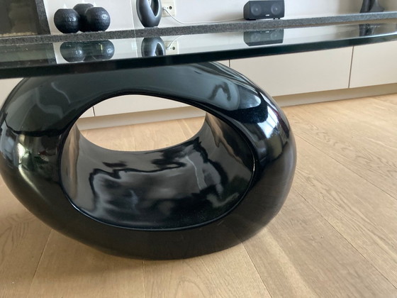 Image 1 of Tavolino ovale vintage con base lucida – Vetro e nero lucido