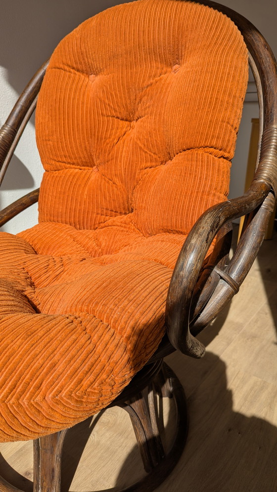 Image 1 of Draaibare rotanstoel uit de jaren 70 met oranje corduroy kussen