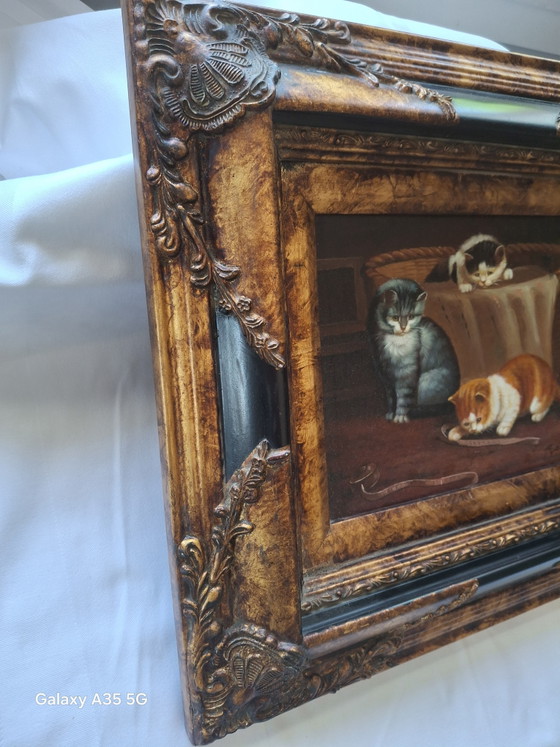 Image 1 of Antiek olieverfschilderij "Drie kittens in een mandje", olieverf op hout, gesigneerd Frey, sierlijke lijst.