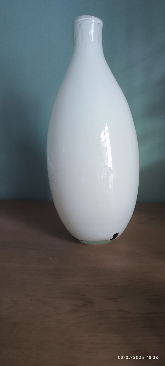 Image 1 of Vase en verre blanc soufflé à la bouche avec des rayures brunes, années 1970