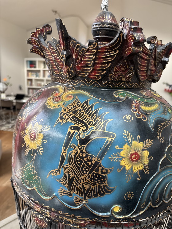 Image 1 of Handgeschilderde Indonesische Vogelkooi met opgezette vogels