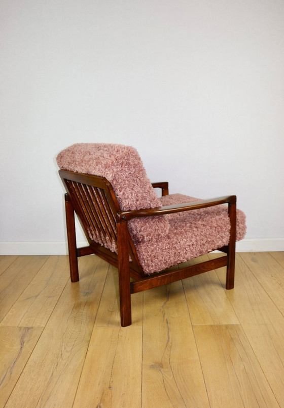 Image 1 of Fauteuil vintage en bois marron, cheveux longs roses, projet Z. Bączyk - 2 exemplaires disponibles
