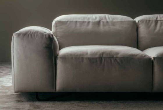 Image 1 of JE T'ATTENDS Sofa von Gio Pagani – Handgefertigtes italienisches Designersofa aus Premiumleder
