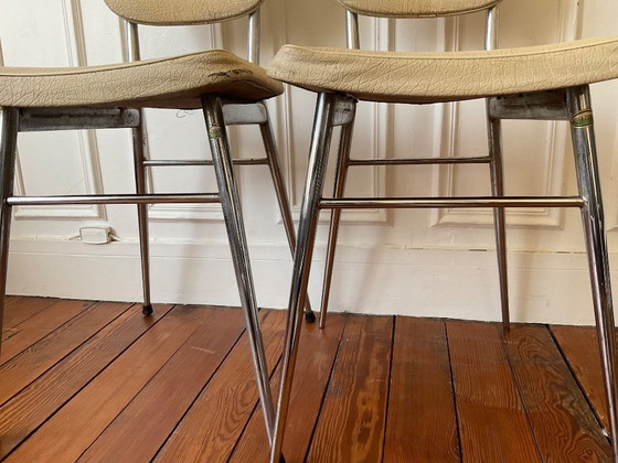 Image 1 of Een paar vintage stoelen uit de jaren 50 - gestempeld - verchroomd staal en gepatineerd kunstleer.