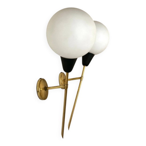 Een paar vintage wandlampen van messing en opaalglas.