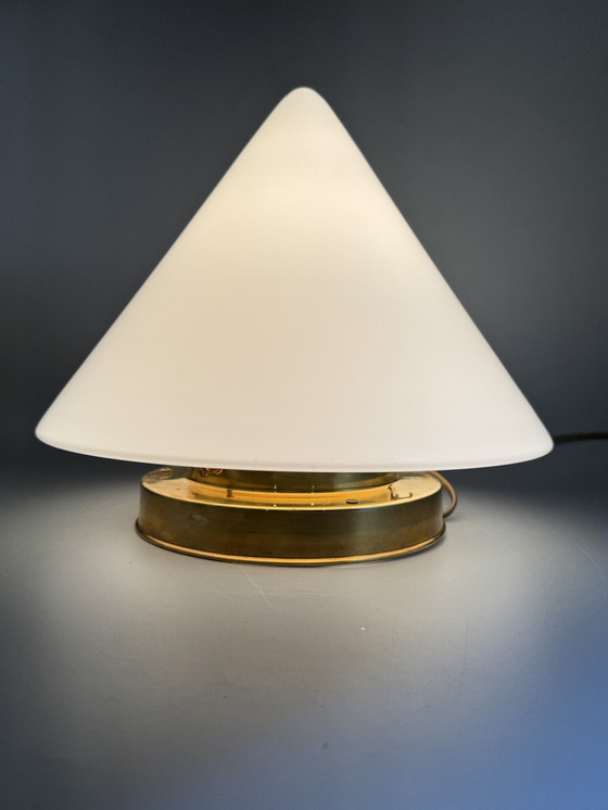 Image 1 of Plafonnier avec abat-jour conique en verre et monture en laiton