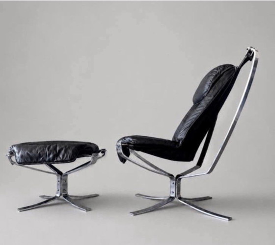 Image 1 of Sigurd Ressell – Falcon fauteuil met hoge rugleuning en voetenbank – Chroom en zwart leer – Noorwegen, ca. 1980