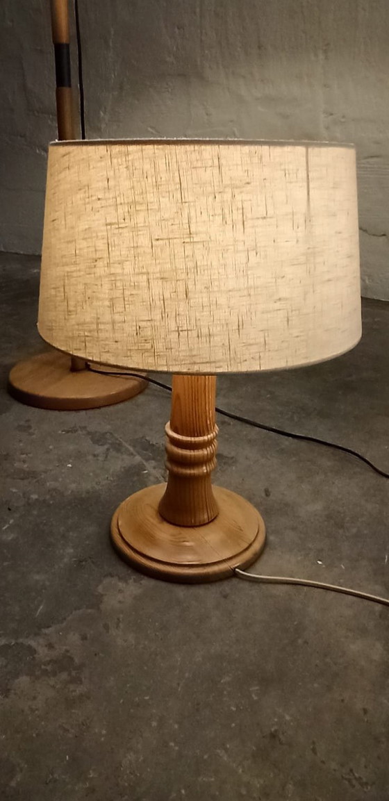 Image 1 of Lampe de table vintage à pied en bois