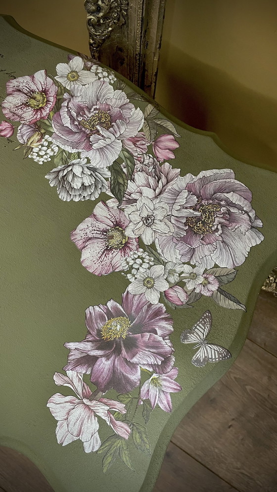 Image 1 of Mesa auxiliar con flores