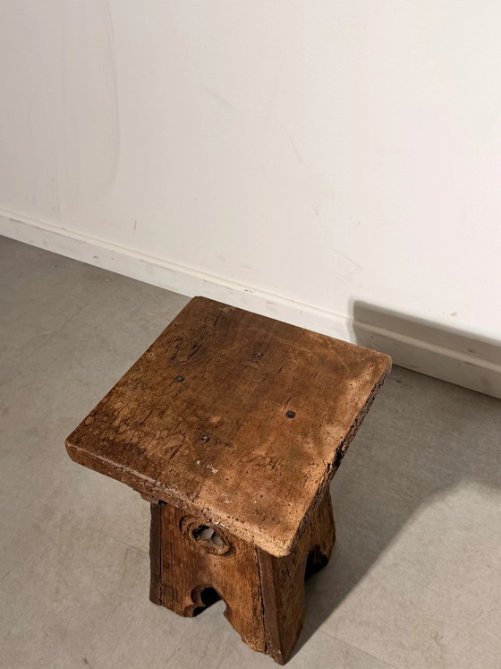 Ancien tabouret en bois sculpté de style néogothique, Chaises & fauteuils (photo 2 sur 5)