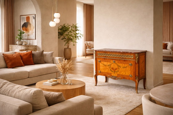 Image 1 of 20e-eeuwse Zweedse Gustaviaanse commode met blad van brecciamarmer en verguld bronzen beslag.