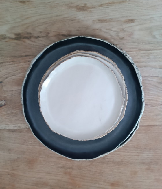 Image 1 of 7 handgefertigte Keramikteller von Kari Ceramics