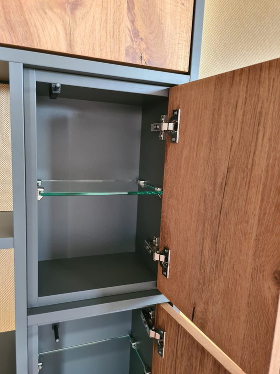 Image 1 of Mobile divisorio a parete color antracite con ante impiallacciate in rovere.