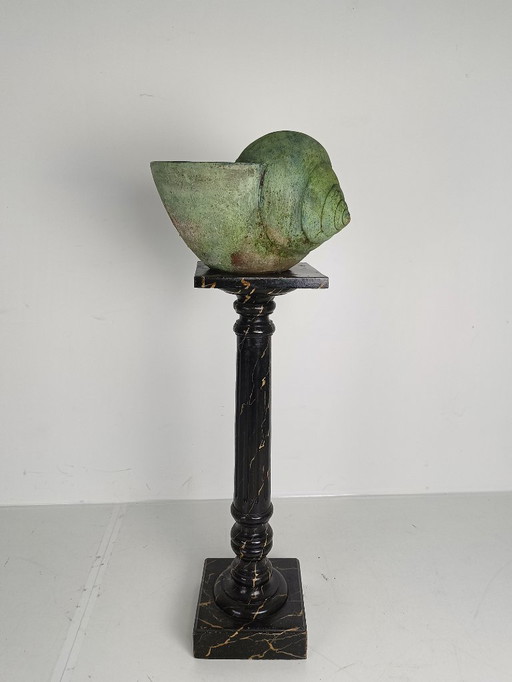 Hermosa cóclea de terracota antigua con gran pátina