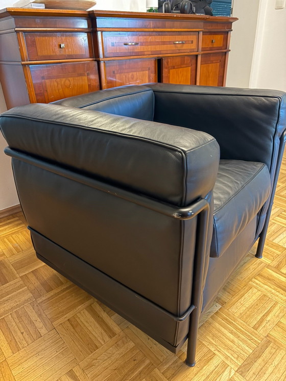 Sillón original Cassina LC2 – Le Corbusier – Cuero Negro – Sillones, Metal (photo 2 of 10)