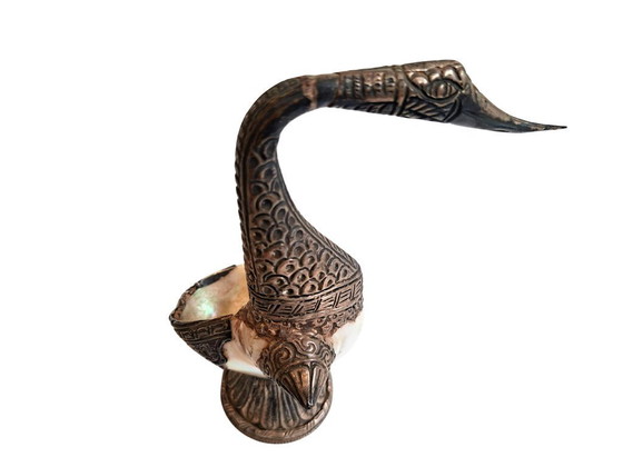 Image 1 of Exclusiva pareja de cisnes angloindios de concha y plata – 1950