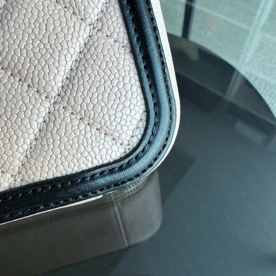 Image 1 of Beauty case Chanel Filigree Medium - Pelle di vitello martellata effetto caviale, nero e beige, Serie 24
