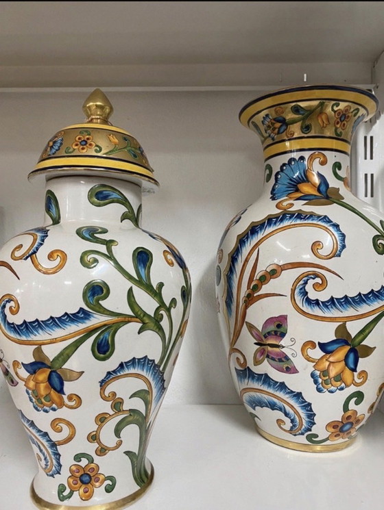 Image 1 of Splendida coppia di vasi in maiolica dipinti a mano