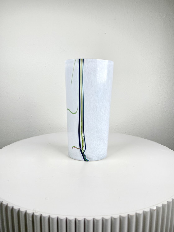 Image 1 of Vintage witte kunst glazen vaas van Kosta Boda - Bertil Vallien Rainbow Vase - Scandinavische minimalistische MCM stijl Home Dec
