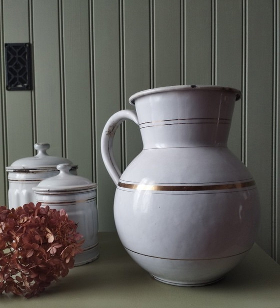 Image 1 of Großer, bauchiger Krug aus weiß emailliertem Metall mit Goldrand