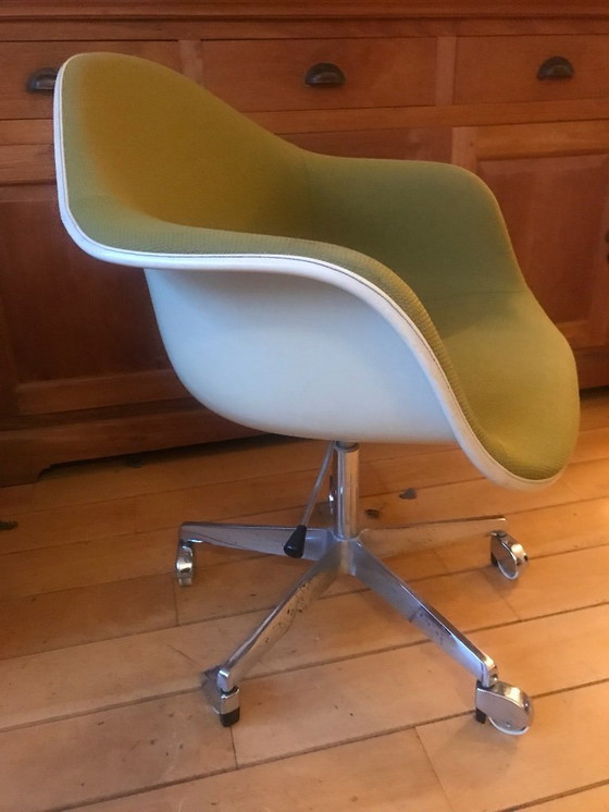 Image 1 of Chaise coque Eames originale Herman Miller