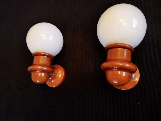 Image 1 of applique vintage con globo in vetro opalino e base in legno