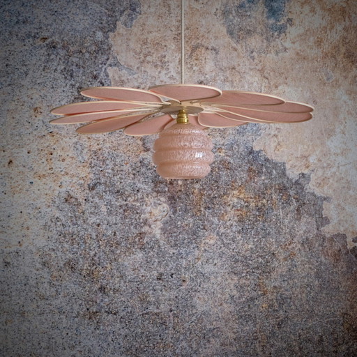 Fleur En Rotin Et Lin Rose Blush Pendant - Luminaires Artisanaux
