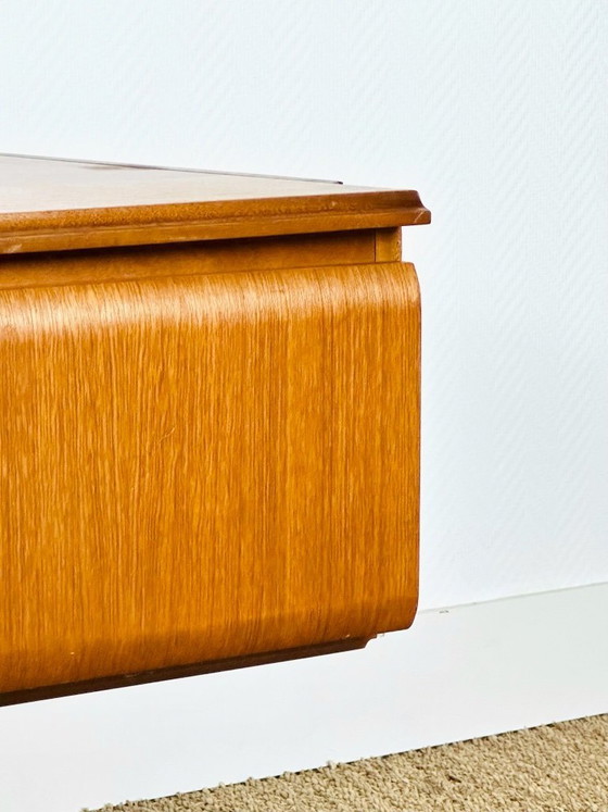 Image 1 of Aparador bajo escandinavo de teca con 3 cajones y patas inclinadas, 1960.