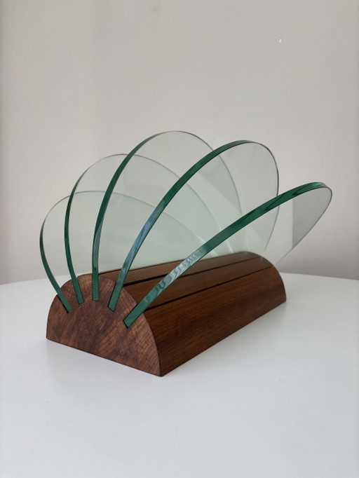 Portariviste postmoderno in vetro con base in legno. Stile Memphis anni '80