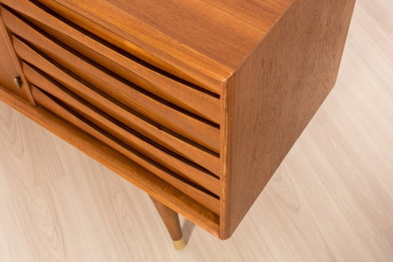 Image 1 of Credenza scandinava in teak, stile Mid-Century Modern, di Sven Andersen, del 1960.