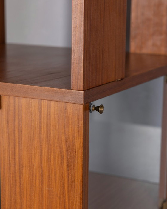 Image 1 of GROTE VINTAGE ITALIAANSE ONTWERP HOUTEN CENTRALE DRAAIBARE BOEKENKAST UIT DE JAREN 60