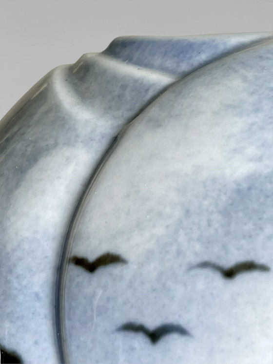 Image 1 of Virebent vaas van blauw verlopend porselein met landschaps- en vogeldecoratie.