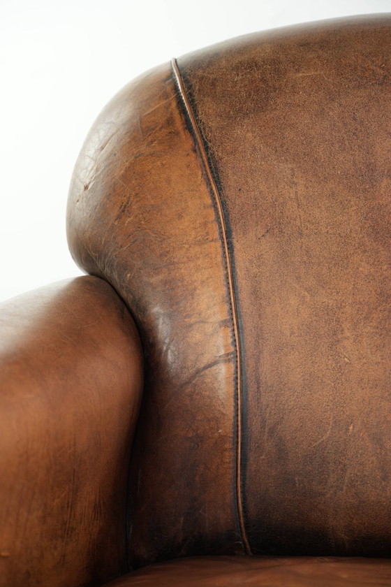 Comoda poltrona in pelle di pecora, dal carattere deciso, rifinita con borchie decorative e una splendida (photo 11 of 13)