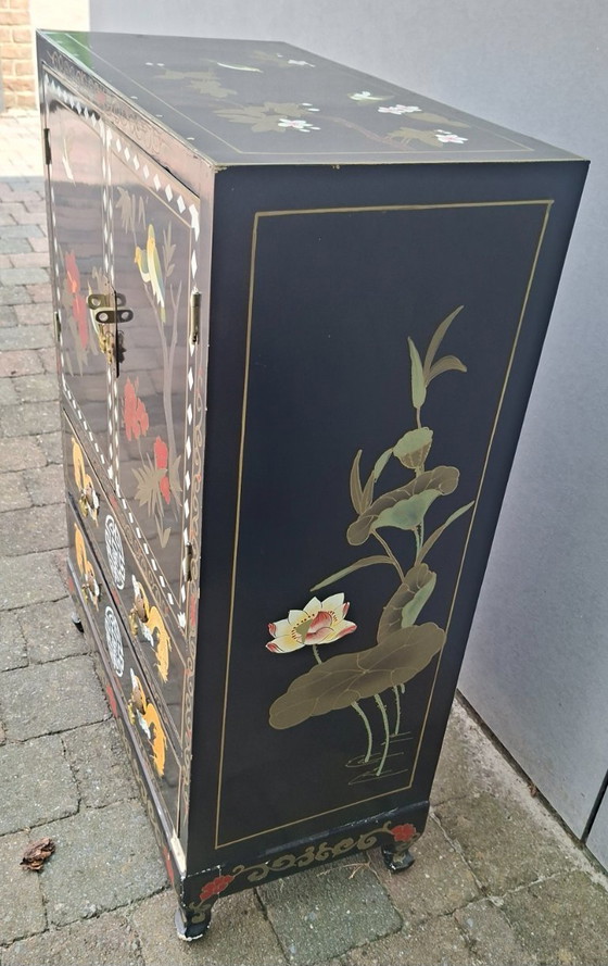 Vintage Chinese karakteristieke zwart gelakte kast. – Xian Arts & Crafts., Wandkast, Wood (photo 3 of 5)