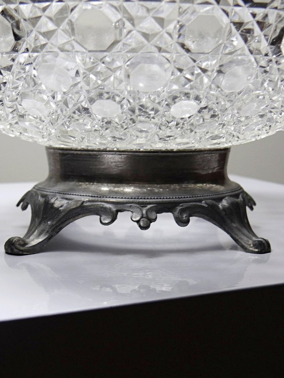 Image 1 of Bol antiguo de vidrio prensado con puntas de diamante, circa 1920-1950, sobre una base de peltre.