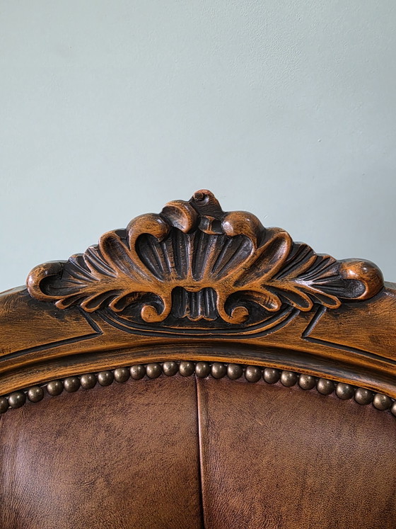 Image 1 of Klassieke vintage leren fauteuil met houten frame