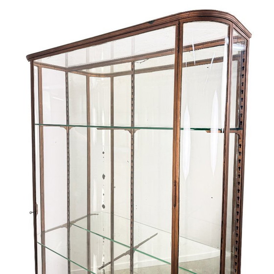 Image 1 of Grote antieke museum vitrinekast met gebogen glas – bronskleurig metalen vitrinekast