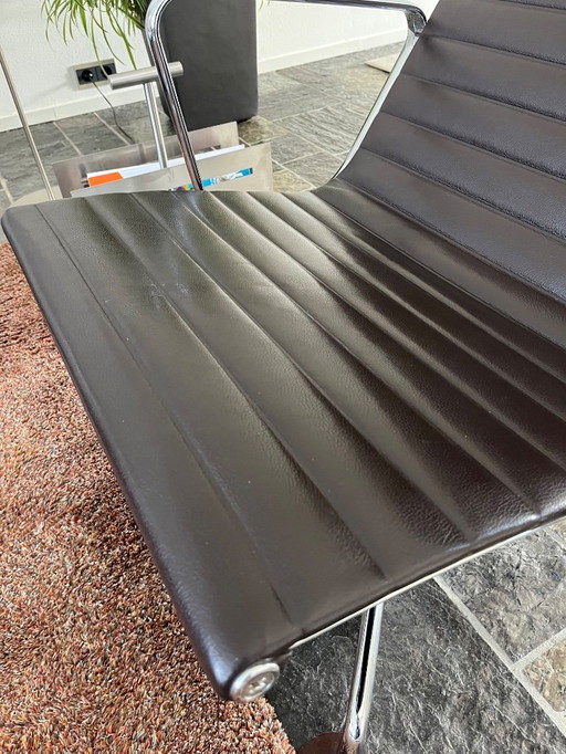 Poltrona Vitra Eames EA124