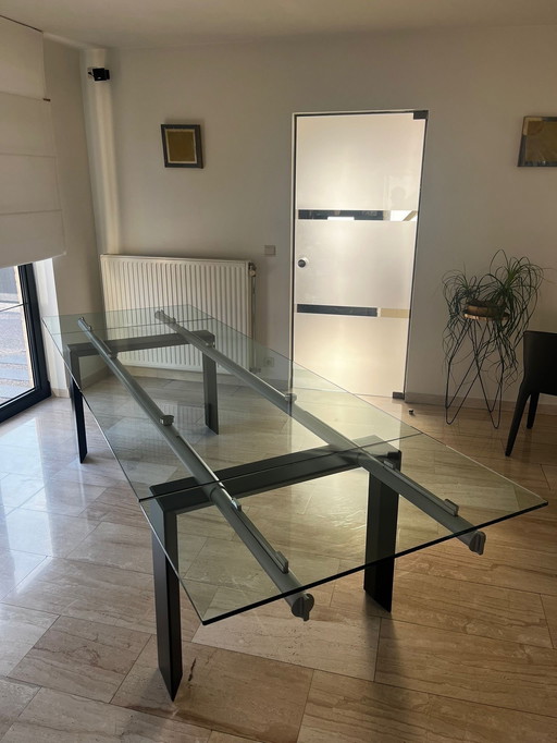 Desalto extendable glass table.