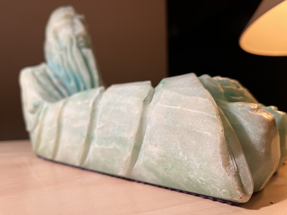 Image 1 of Sculpture décorative en albâtre d'Asie "Empty Pocket" (poche vide)