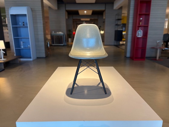 Vitra Fiberglass Chair DSW – Side chairs (photo 2 of 2)