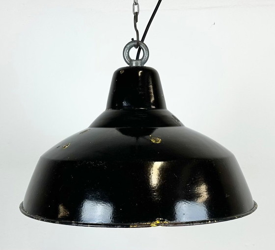 Image 1 of Industriële zwarte geëmailleerde fabriekslamp met ijzeren bovenkant, jaren 60