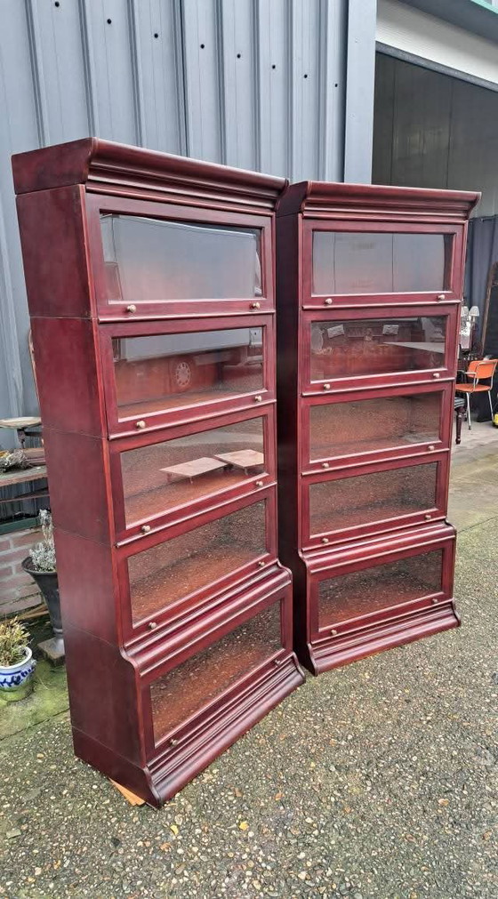 Image 1 of Klassisches Bücherregal aus Mahagoni im Stil von Globe Wernicke mit den Maßen 85x30 und einer Höhe von 195cm.