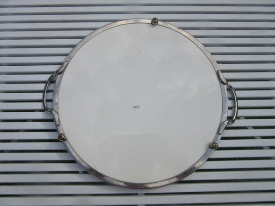 Image 1 of Vassoio rotondo vintage in ceramica e metallo, probabilmente di produzione olandese.