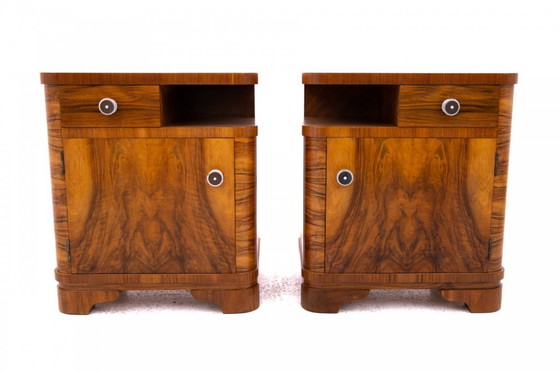 Image 1 of Juego de mesillas de noche de nogal, Polonia, primera mitad del siglo XX.