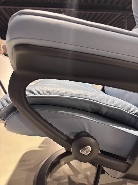 Image 1 of Stressless Aura recliner