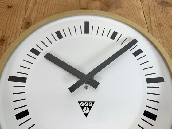 Image 1 of Industriële beige bakelieten wandklok van Pragotron, jaren 70