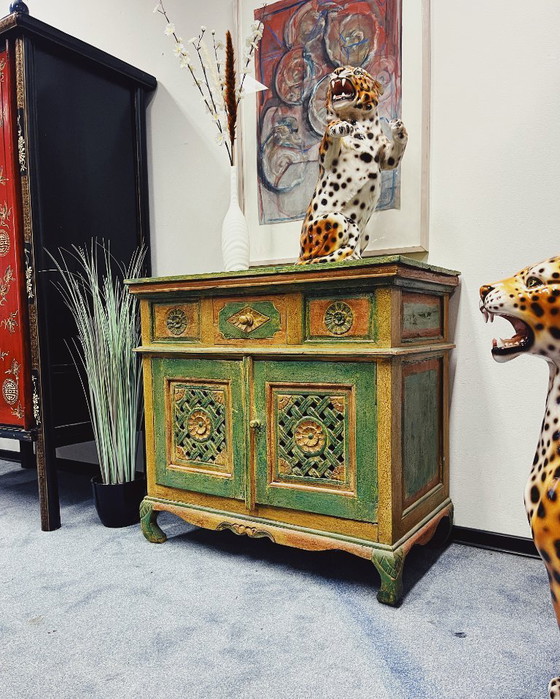 Image 1 of Indiase antieke kast met houtsnijwerk