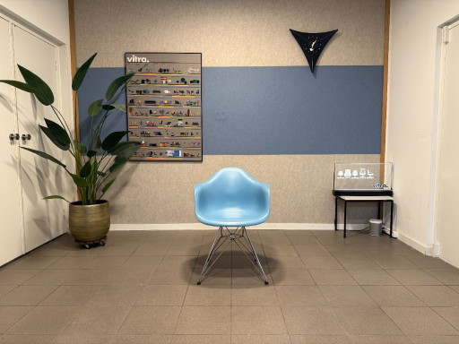 Vitra | Eames | DAR | Lichtblauw & Chrome Eiffel | 2 stuks – fauteuils, Metal, Plastic (photo 2 of 9)