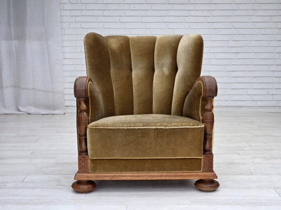 Image 1 of Fauteuil danois des années 1960, velours vert, bois de chêne massif sculpté.